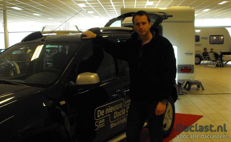 Peter naast de Dacia Duster