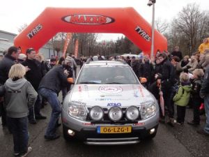De Dacia Duster bij de start van de ScanCoveryTrial