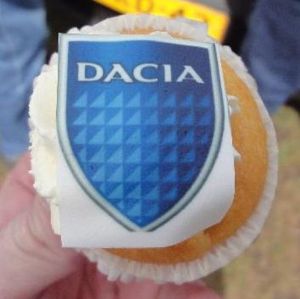 gebakje ter ere van vijfjarig bestaan van Dacia in Nederland