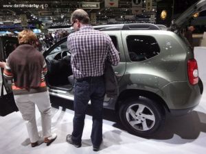 De Dacia duster Delsey in de kleur Gris olive